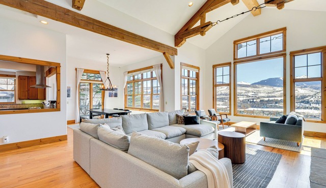Hot Tub & Mtn-Views! Luxe Group Getaway in Edwards
