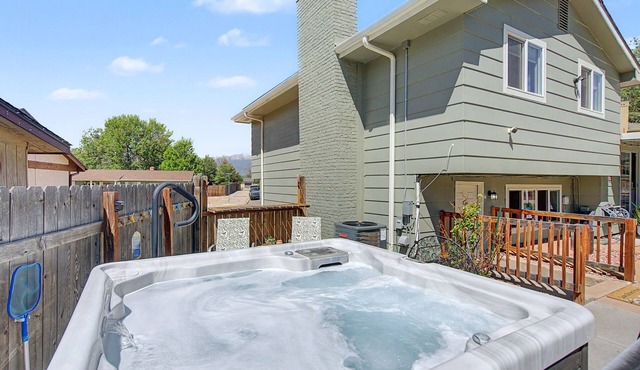 Hot Tub Pet Friendly w/Mountain Views & Outdoor Oasis