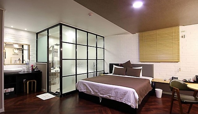 HOTEL 385