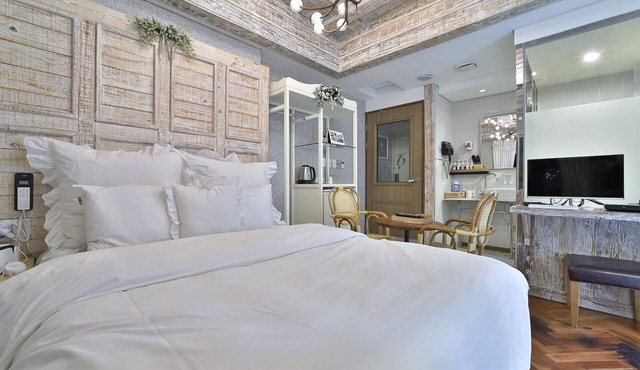 Hotel February Suseong