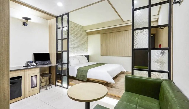Hotel Forest River Novel