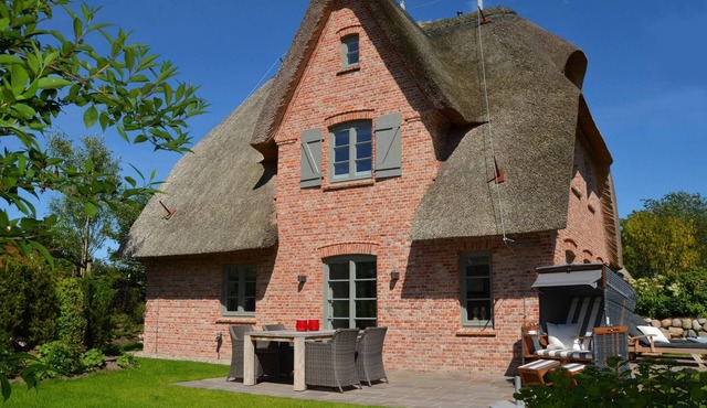House under thatch with tiled stove and sauna in Archsum