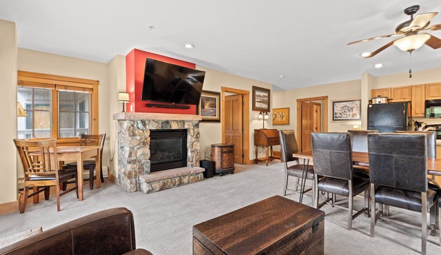 Huge Wraparound Balcony w/Beautiful Views, King Bed, Walk to Lifts, Views