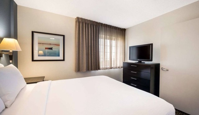 Indulge in Home-Like Comfort! Two Units, Full Kitchen, Pet-friendly Property!