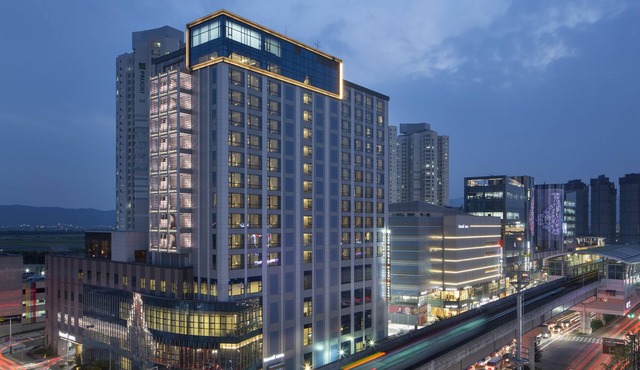 Isquare Hotel