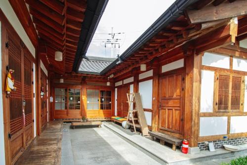 Jeonju Deoksugung Hanok Stay