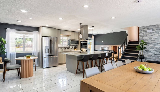 JoyNest Retreat - Spacious 5BR, Epic Backyard, Family and Pet Friendly