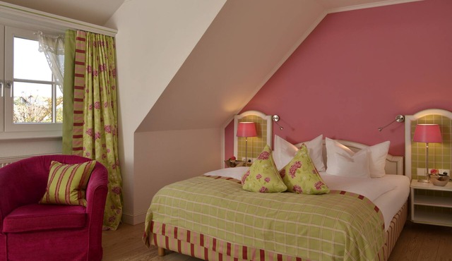 Junior suite Wiesenberg, 28 sqm, bathroom with bathtub