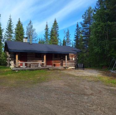 Kaira, kahden makuuhuoneen kelomökki, lukuisten polkujen, polkupyöräreitin sekä kalaisan tunturilammen vieressä