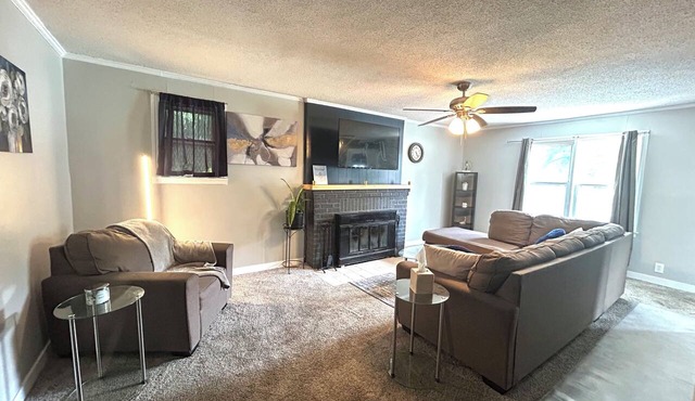 KC World Cup Home Base. Sleeps 8. 13 Min to Stadium.