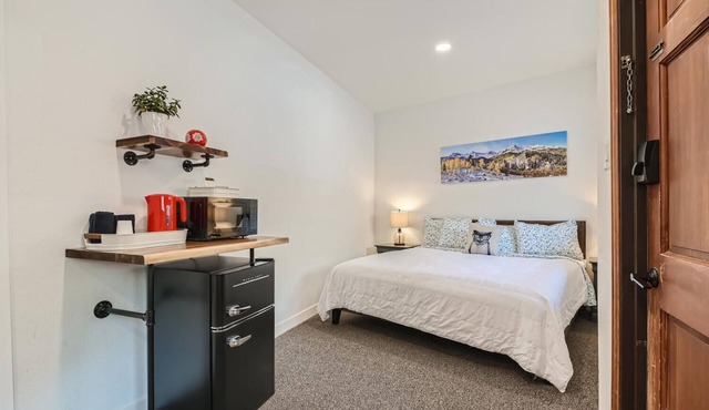 King Bed in Boutique Mtn Motel Suite Idaho Springs