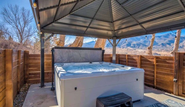 Kings Hideaway! Apartment w/Hot Tub & Scenic View