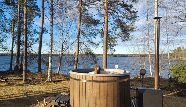 Koemakkoeniemi - Your vacation villa right on the lake with sauna and hot tub