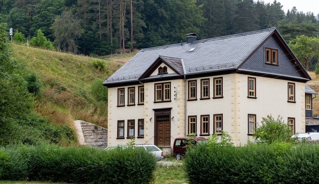 Komfortable Ferienwohnung in Paulinzella mit Großem Garten by Interhome