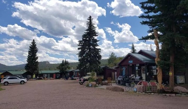Lake George Cabins & RV Park: Cabin 1, Hummingbird's Hum.