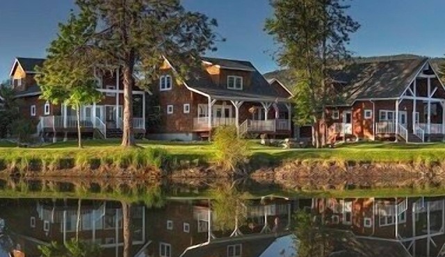 Lakeshore Retreat - 1 Bedroom and Loft 1 Bath Parkside Bungalow