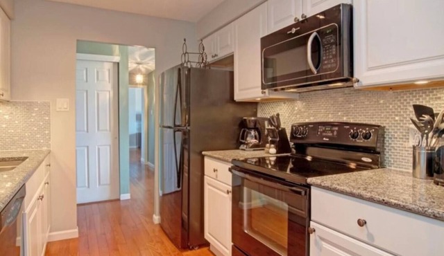 Large 2 bedrooms w/west facing mountain views