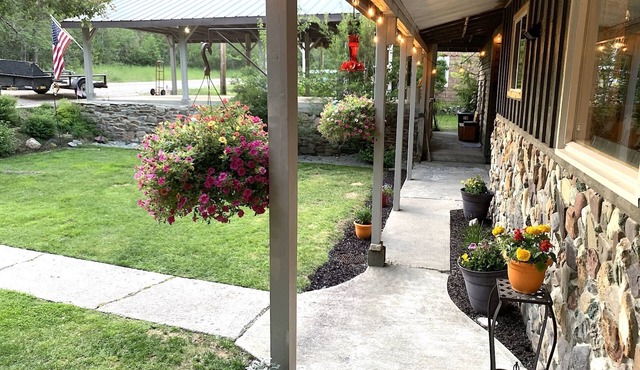 Large 5 Bed 3 Bath Cabin with 2 Full Kitchens accommodates a larger group.
