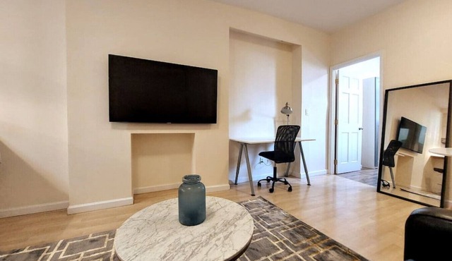 ★ Large Queen Bed Apt ★ Workstation & Fast Wifi ★