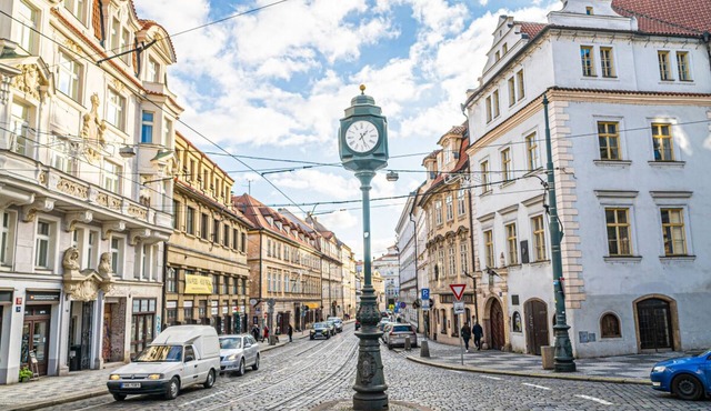 Large Studio Apt. for 4 Historic 400yr-Old House Old Town, Nr Charles Bridge. K2