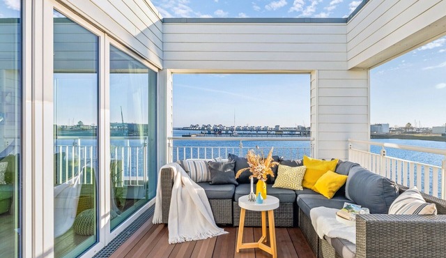 Light-flooded villa with large terrace, direct waterfront, wellness area