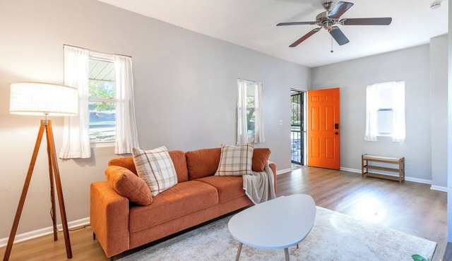 Lil Nugget – Cozy 2BR Pet-Friendly Home in Kansas City