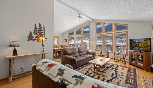 Lily Mountain Lodge - Amazing Mountains Views, Private Hot Tub, Great Location