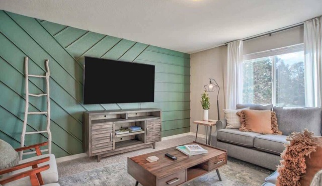 Lindenmere Estate! Chic Villa w Game Loft & BBQ