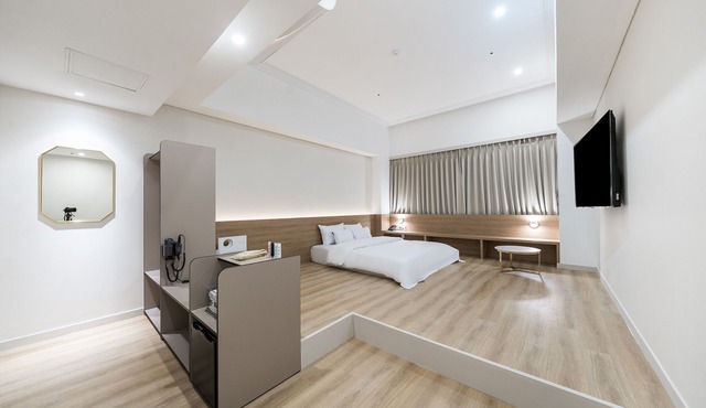 Liv Life Hotel