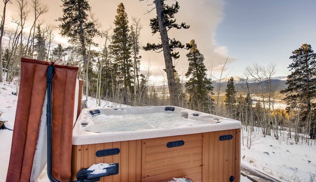 Log Home, Hot Tub & Pool Table, Sleeps 8, 25 mi to Breckenridge