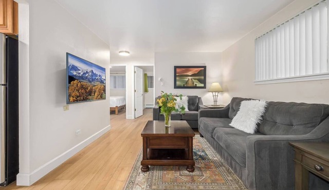 Lovely Cheesman Park apt on tree lined street