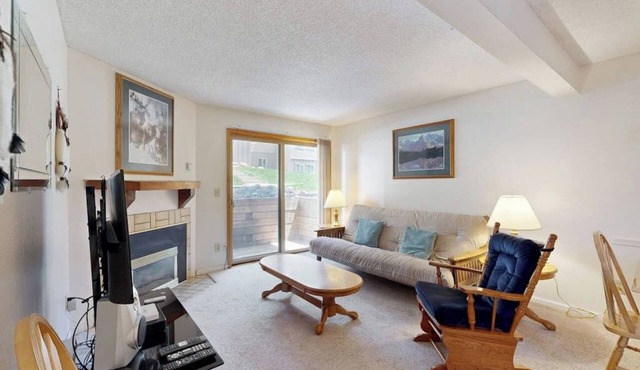Lovely home w/pool, hot tub, mountain view, balcony, fast WiFi, & washer/dryer