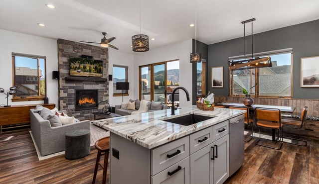 Luxe Mountain Townhouse Steps from Main St & Shuttle