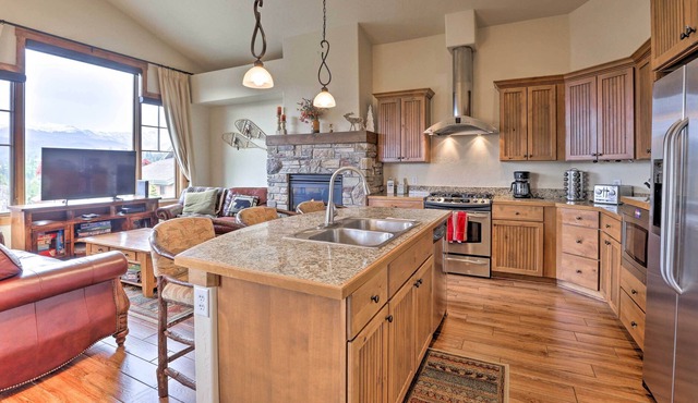 Luxe Townhome w/ Hot Tub - Walk to Nat’l Forest!