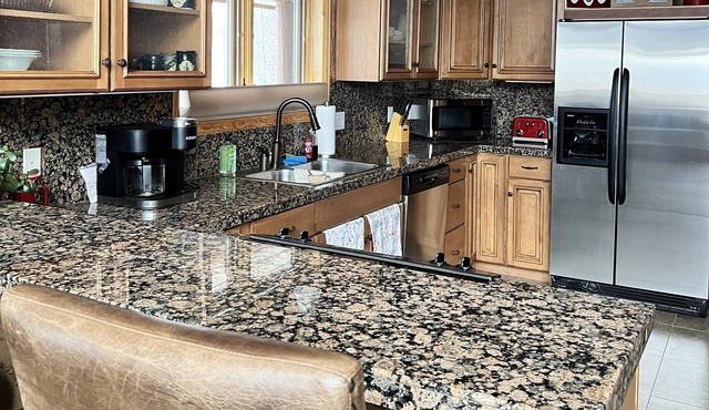 Luxurious Cabin sleeps 6. Powderhorn Ski Resort .5 mile away, 10 min to lakes