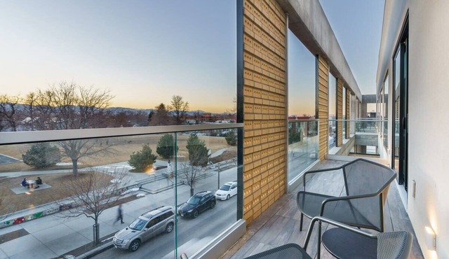 Luxurious Flat w/Private Balcony & Mtn Views!