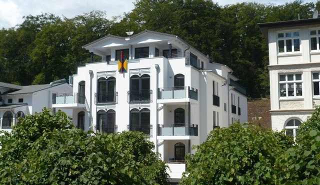 Luxury apartment with 2 bedrooms, large balcony - only 200m to the sea