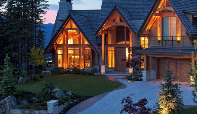 Luxury chalet w/pool, AC & media
