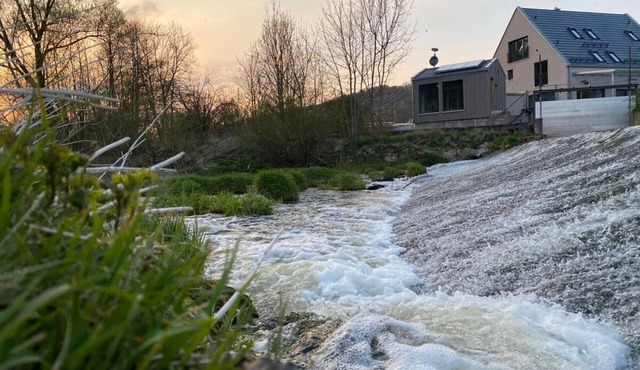 Luxury cottage by the river, barrier-free first floor, garden, sauna, fireplace,