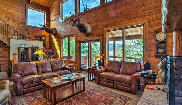 Luxury Home w/Mountain Views, Hot Tub & Grill by RedAwning