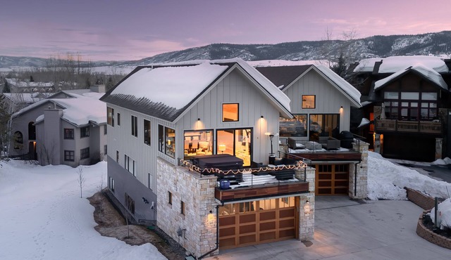 Luxury + Hot Tub + Close to skiing – Chalet Memoire