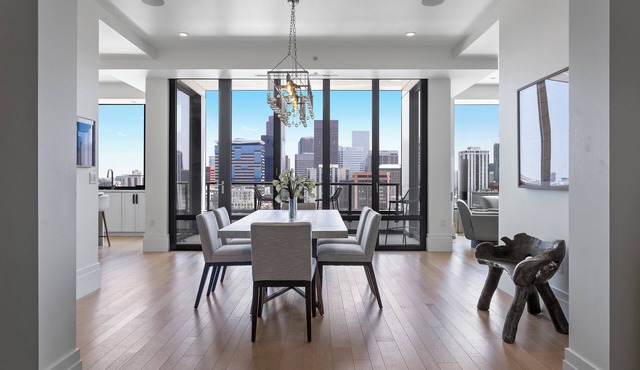 Luxury Penthouse 1928 with 3 Beds, Rooftop Pool, Concierge & Views
