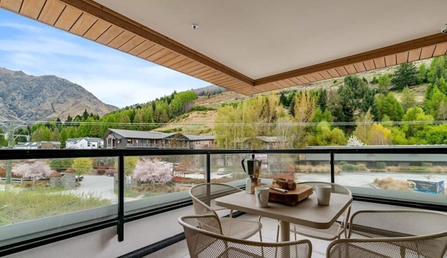 Luxury Queenstown Apartment with Mountain Views