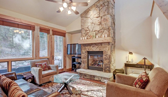 Luxury Townhome/Nestled in the Forest/Great Community Amenities