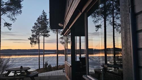 Mökki järven rannalla, Matkailukartano Kivennapa