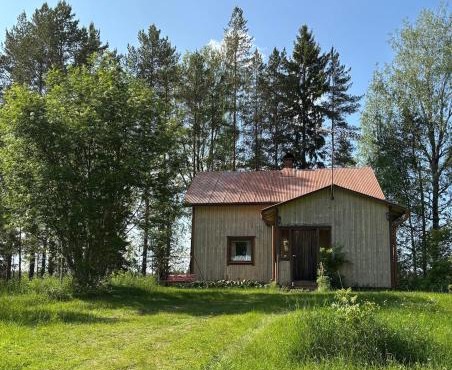 Mökki järvenrannalla