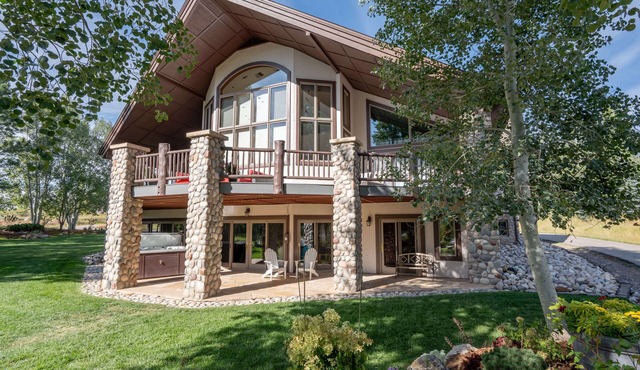 Majestic Vista Chalet | Private Indoor Pool | Hot Tub | Close to Resort