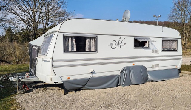 Mietwohnwagen Majestät, 1 Wohn-/Schlafzimmer mit Küchenzeile, Sitzgelegenheit im Vorzelt, max. 4 Personen