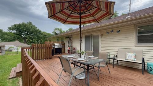 Modern Home Near Arrowhead Stadium Sleeps 7