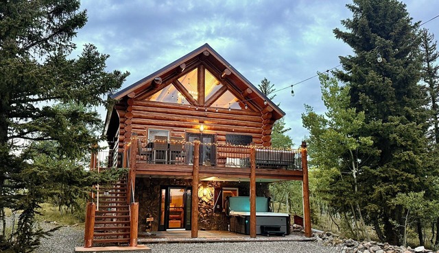 Modern Log Cabin Retreat: Hot Tub + Fenced Dog Area + Privacy + Starlink + Views